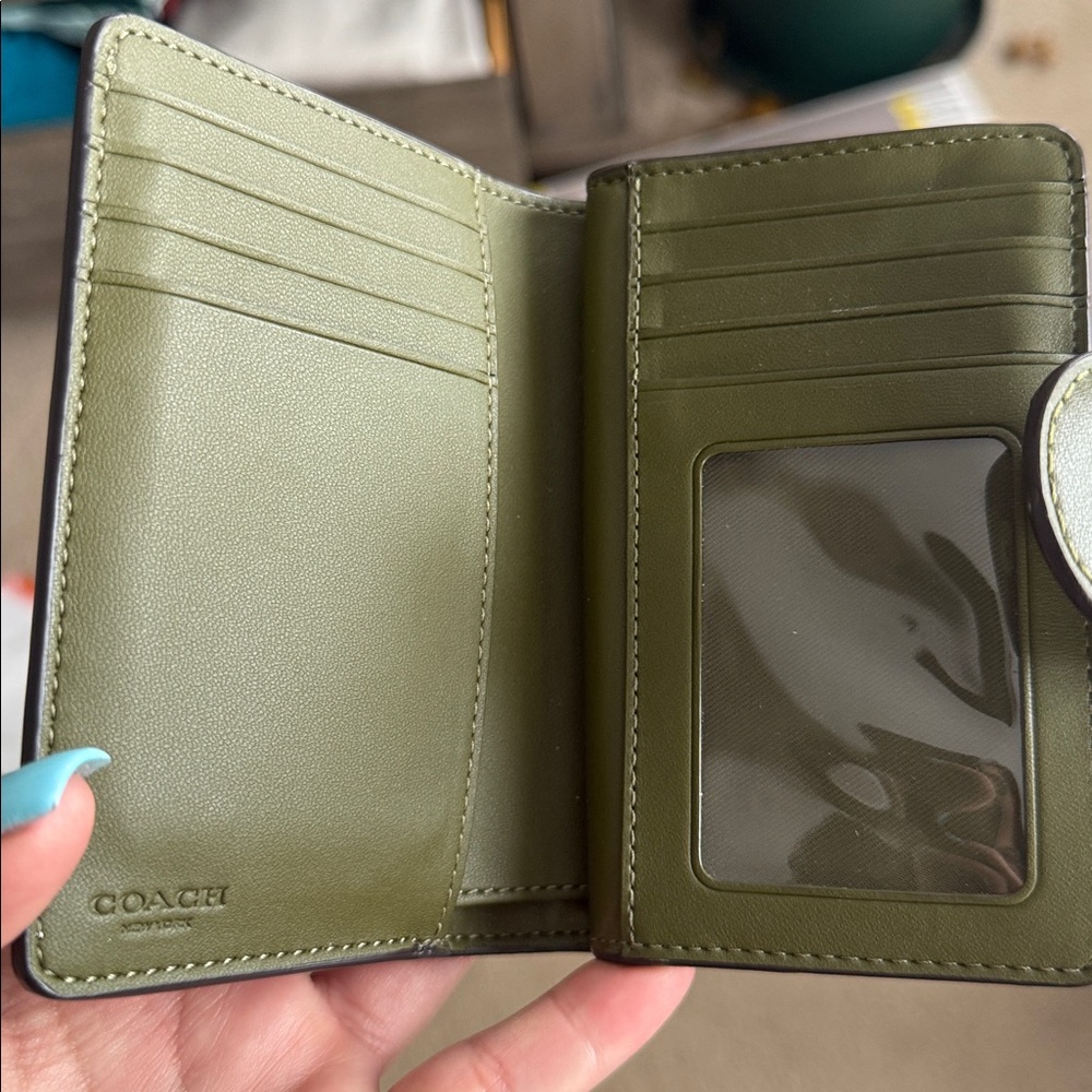 Medium Corner Zip Wallet In Signature Canvas - Picture 4 of 6